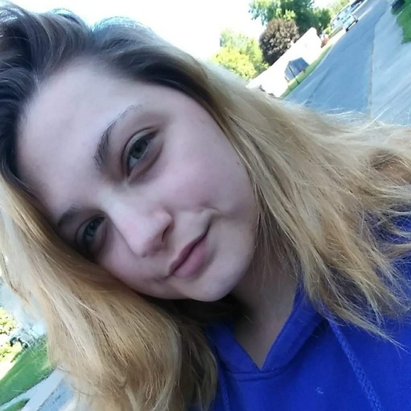 Meet your Posher, Cam - Picture 2 of 4